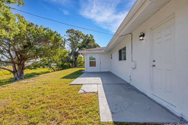Building Photo - Modern Sarasota 3 Bedroom Home With Separa...