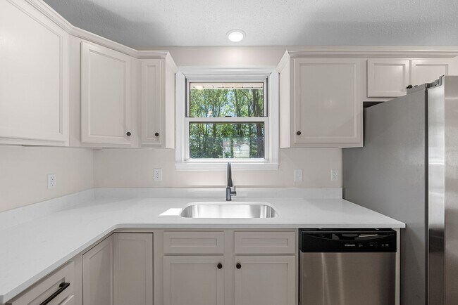 Building Photo - Close to Ft. Campbell! Renovated 3 Bed 2 Bath Home!