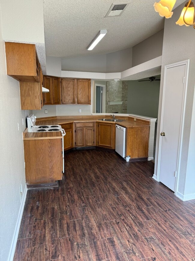 Building Photo - NICE 3 BEDROOM FEATURING WOOD VINYL PLANK ...