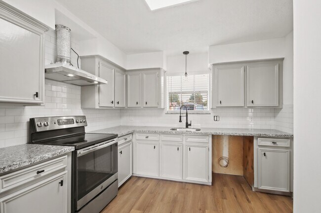 Building Photo - 1600 Hazelwood St