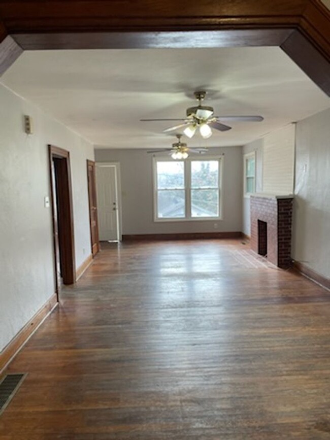 Building Photo - Three Bedroom Home in Charleston