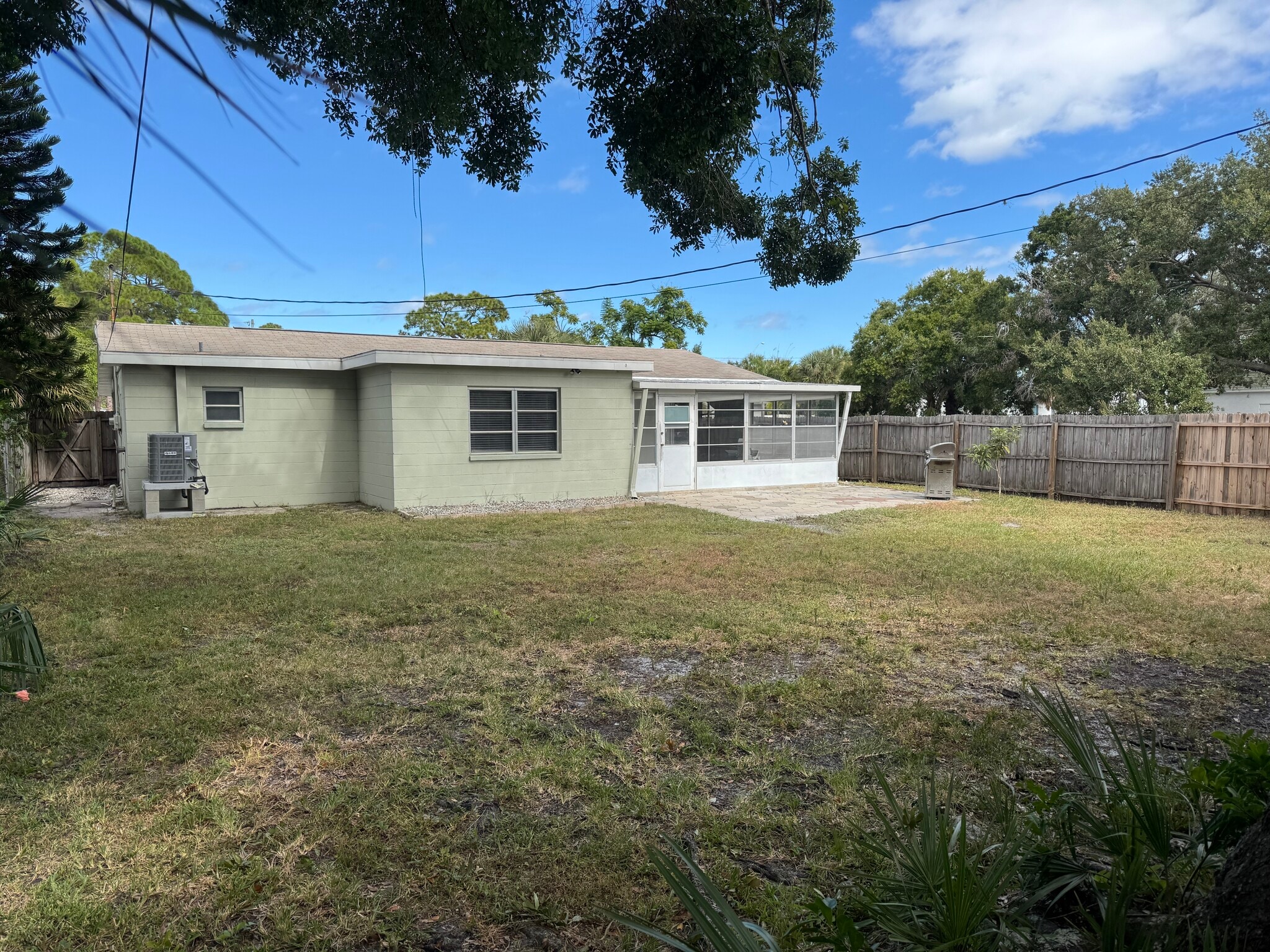 Building Photo - 438 80th Ave N