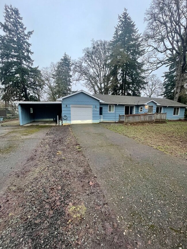 Building Photo - Large Home with Spacious Pet Friendly Back...