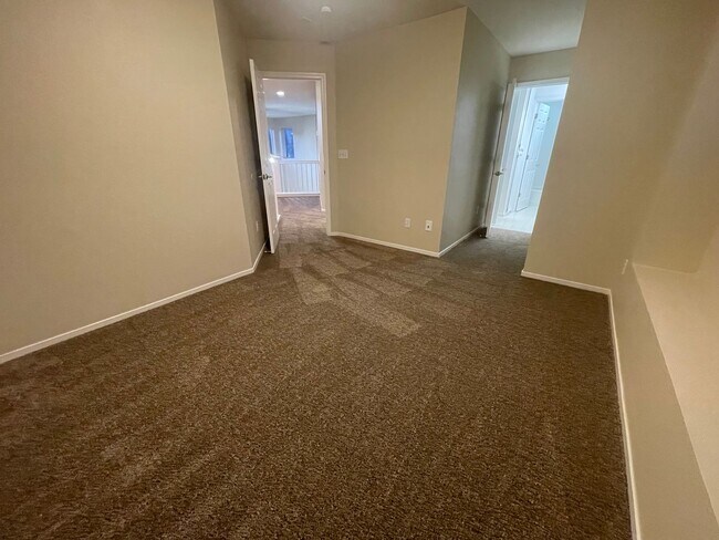 Building Photo - Wonderful Home Close to Shopping and Public Transportation.