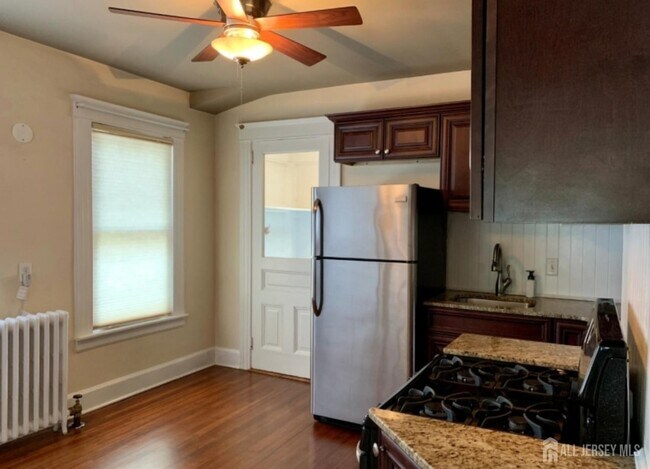 Building Photo - 40 Codington Pl
