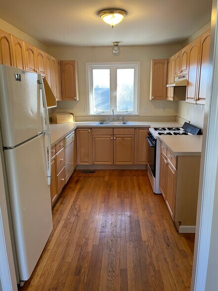 Kitchen - 638 Fellows Ave