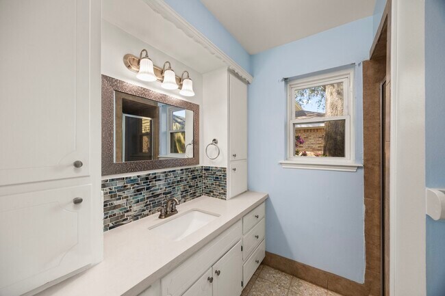 Building Photo - 1030 Lehman St