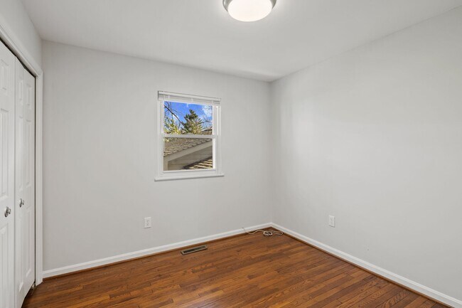 Building Photo - 100 Oak Dr