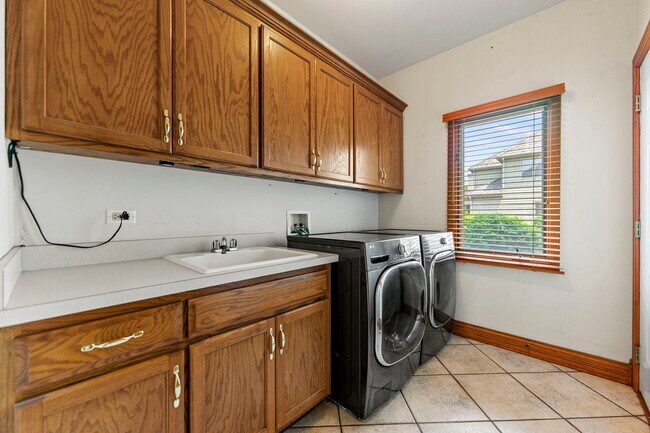 Building Photo - 552 Waters Edge Dr