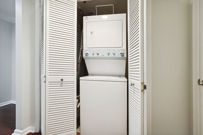 Building Photo - Move In Special! Logan Circle/ Dupont! Available Now! High End // 2 Bedroom / 2 Bathroom Condo