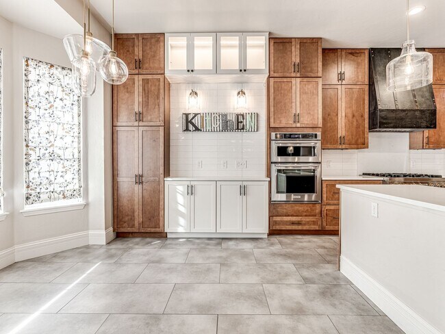 Building Photo - Fantastic home in the Fairways at Surrey H...