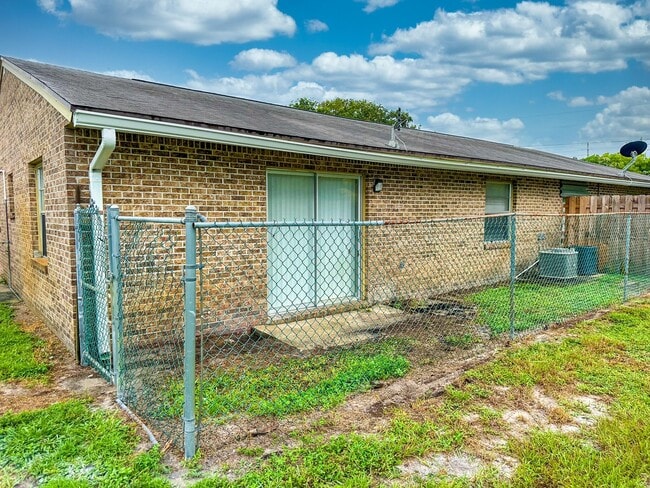 Building Photo - 2682 Hinda Rd