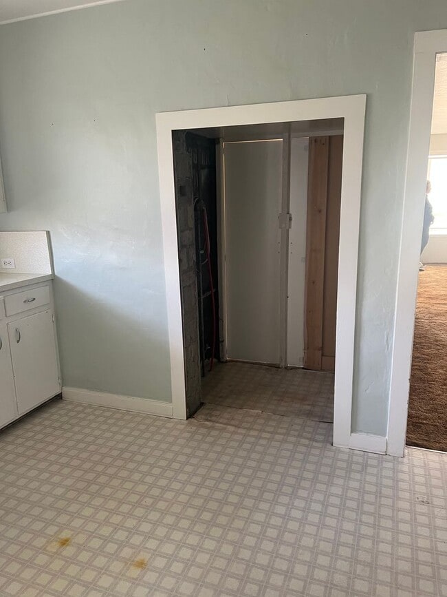 Building Photo - 2 bedroom 2 bath Country House with Big Den