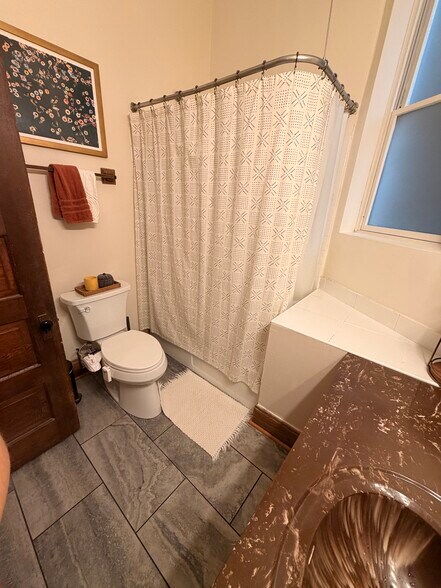 Building Photo - 1037 N Damen Ave