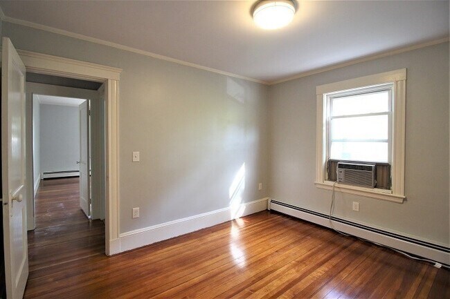 Building Photo - 8 Thurston Rd