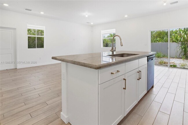 Building Photo - 846 SE 19th St