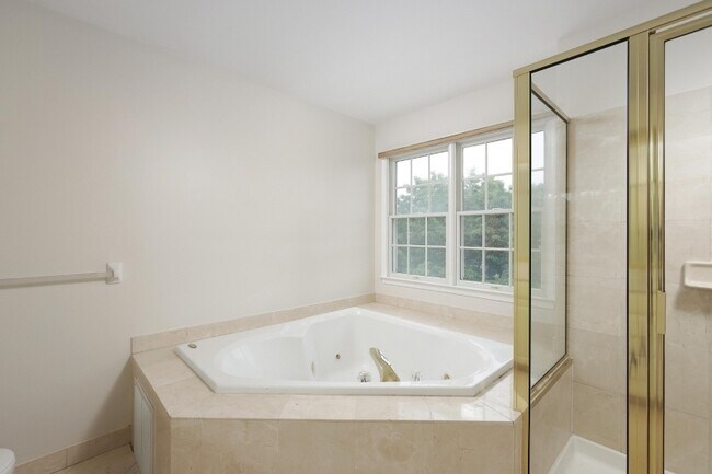Building Photo - 240 Patriot Hill Dr