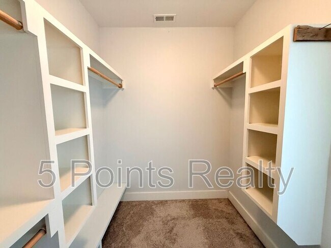 Building Photo - 2209 10th Ave S