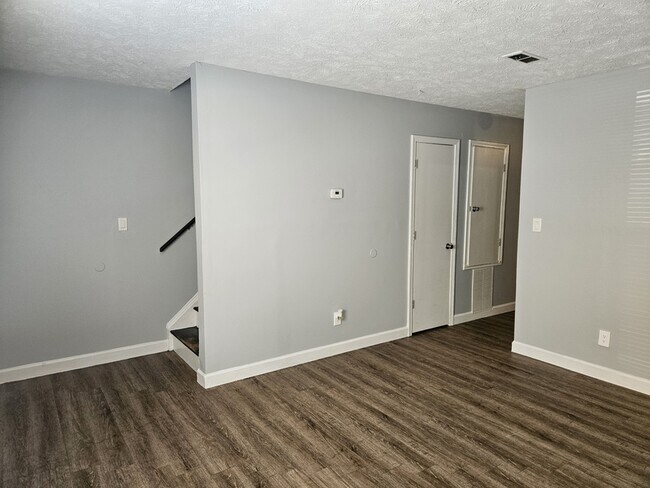 Building Photo - 5842 Aftonshire Dr