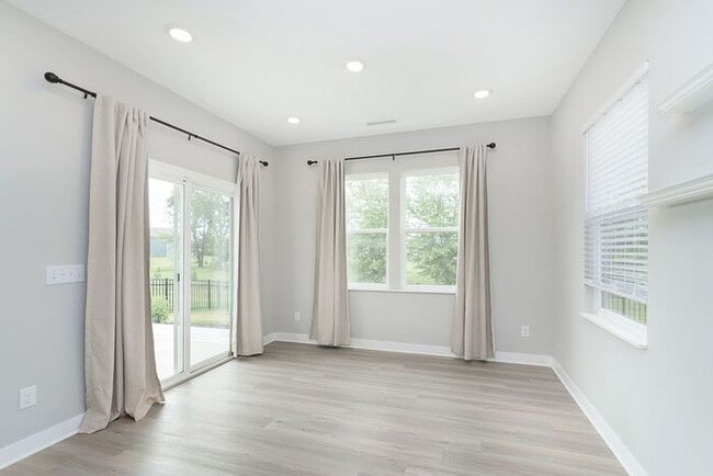 Building Photo - Like New 5 Bedroom 3 Full Bath With Fenced...