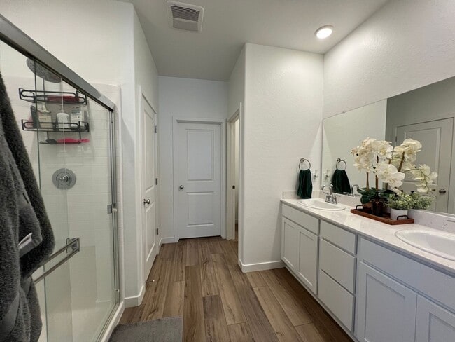 Building Photo - Three bedrooms and two bathrooms in Hanford, CA