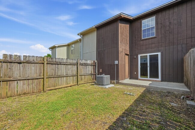 Building Photo - 1807 Whispering Oaks Ln