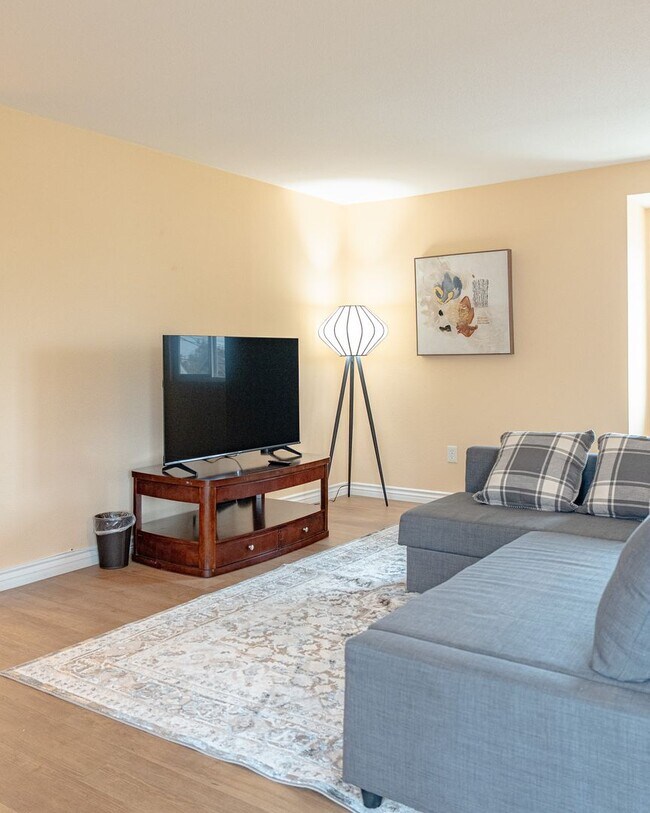 Building Photo - Contemporary New home in Monrovia