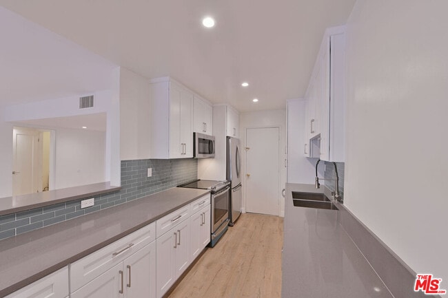 Building Photo - 136 S Palm Dr