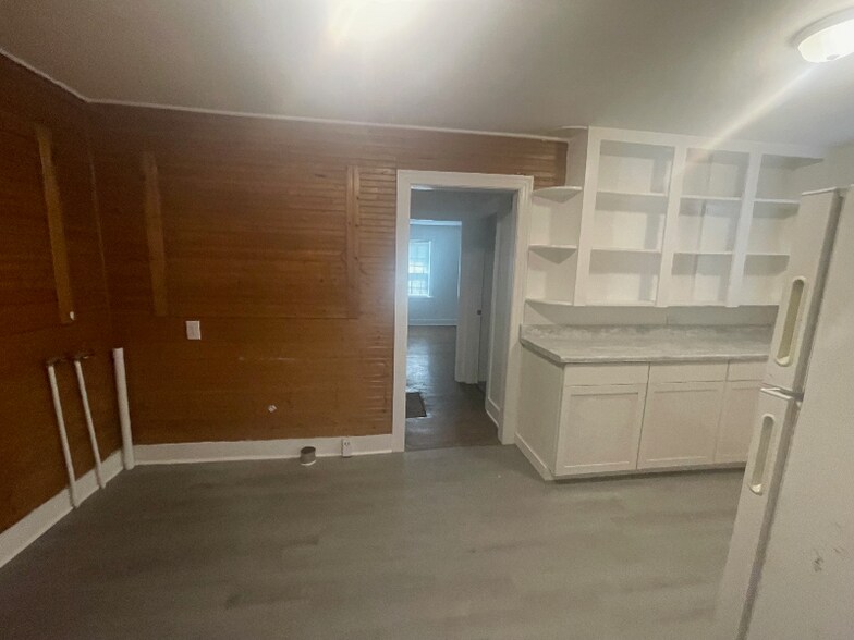 Building Photo - 1712 Hillview Dr