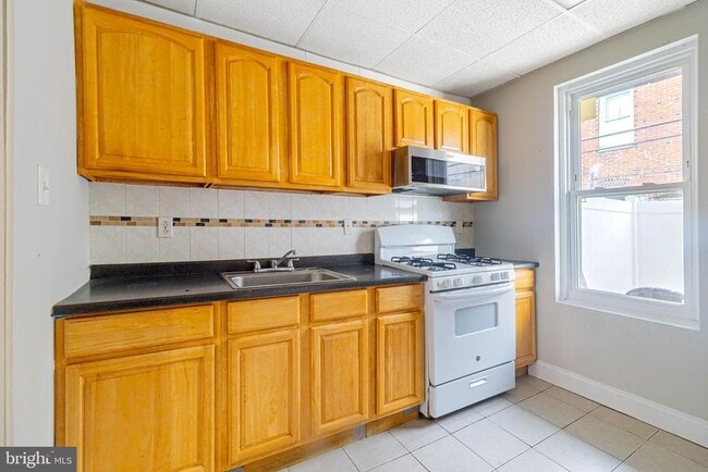 Building Photo - 1528 S Hollywood St