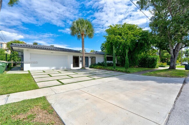 Building Photo - 2305 Magnolia Dr