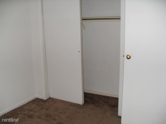 Building Photo - 2 br, 1.5 bath Townhome - 4855 Moreland Drive