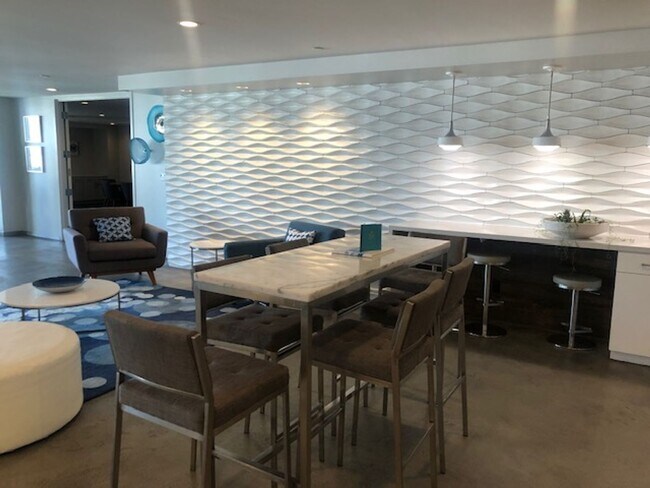 Building Photo - Large 1 bedroom 1 bath in Luxury High Rise...