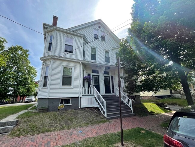 Building Photo - 75 Roberts St