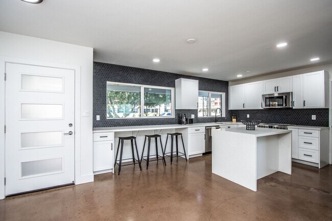 Building Photo - Biltmore District Luxury – 3 month leases avaialble 2,795.00