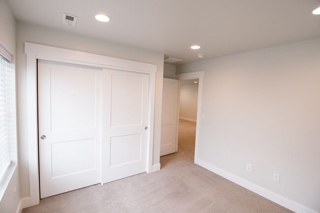 Building Photo - Gorgeous 2-Story Home In a Gated Community!