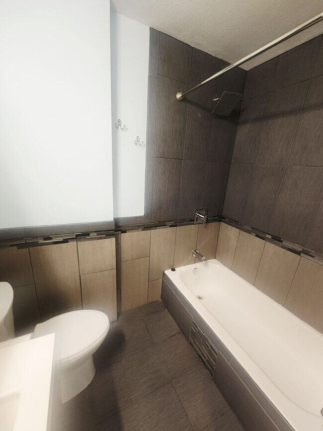 Building Photo - Beautiful 3 bedroom 2 full bath with garag...