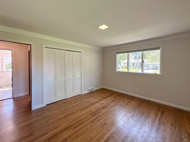 Building Photo - Stylish Grosse Pointe Woods Ranch with EV ...