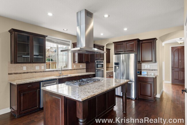 Building Photo - Outstanding 4 BD* 3* BA + *Bonus Room* Cor...