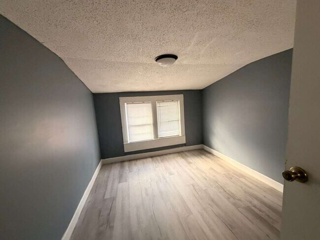 Building Photo - AVAILABLE NOW! Move-In Special Available – Free First Month’s Rent!