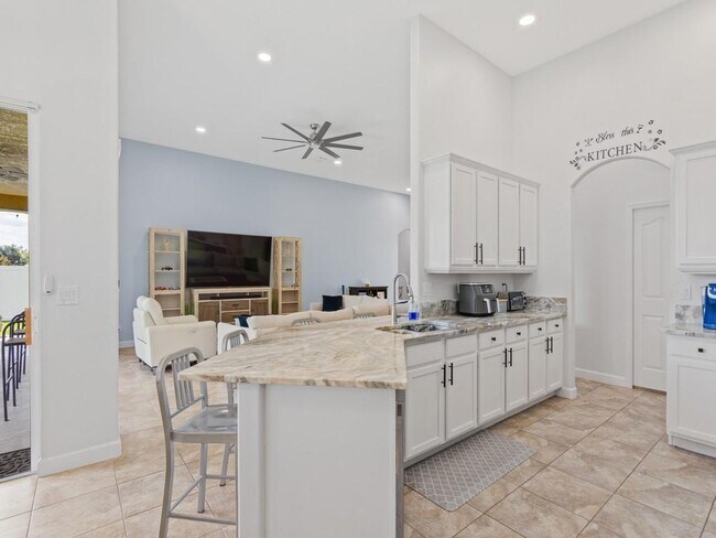 Building Photo - 6420 Parklane Ct