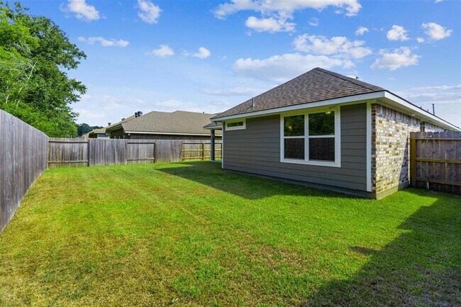 Building Photo - Like new 3 bedroom, 2 bath in the gated community of Point Aquarius/Summerchase