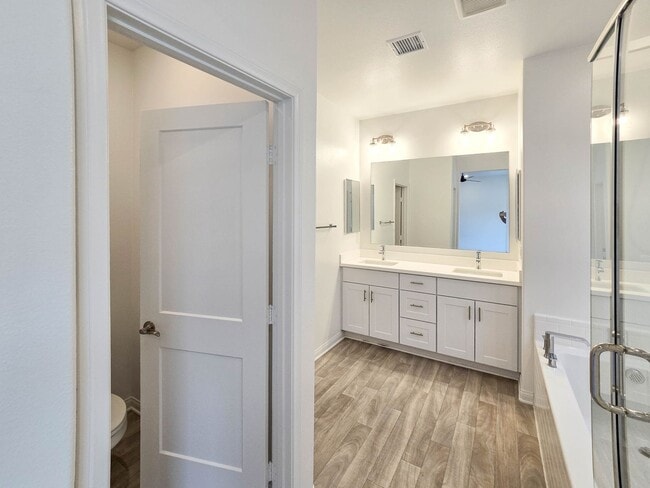 Building Photo - Highly upgraded townhome in Carlsbad