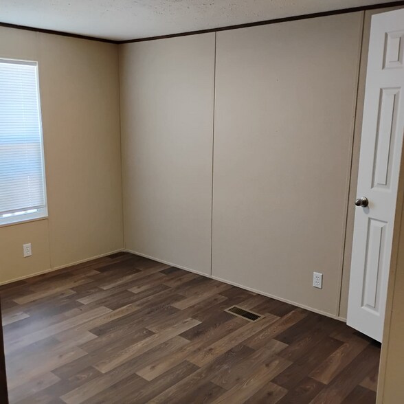 Building Photo - 98 Deerwood Park