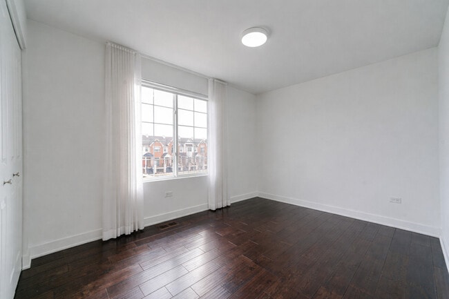 Building Photo - 667 W Hickory St