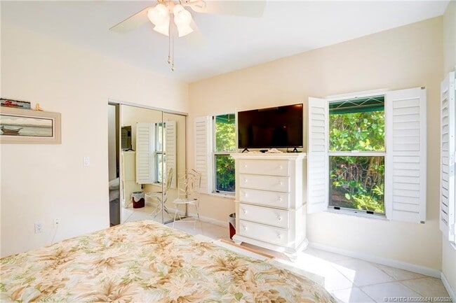 Building Photo - 184 NE Edgewater Dr