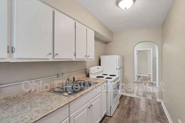 Building Photo - 987 Lilley Ave