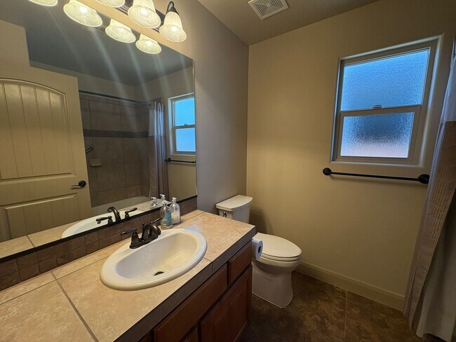 Building Photo - Beautiful Home In Hurricane