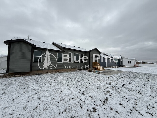 Building Photo - 4335 N Dudley Ave