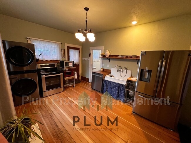 Building Photo - 208 Cedar St